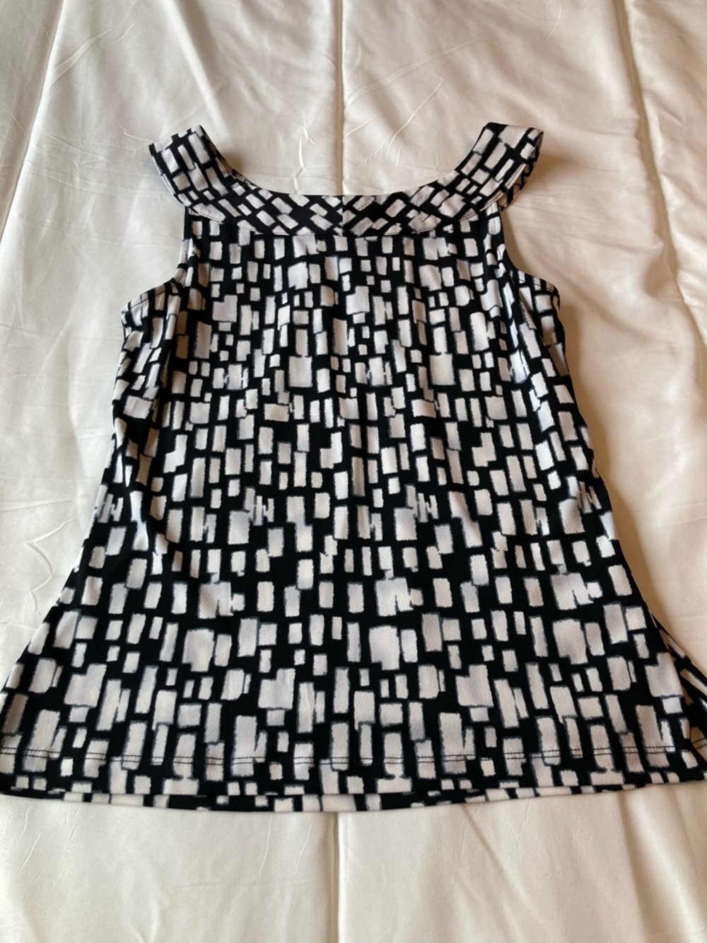 Calvin Klein Black and White Geometric Sleeveless Tank Camisole - size XS - Picture 7 of 8